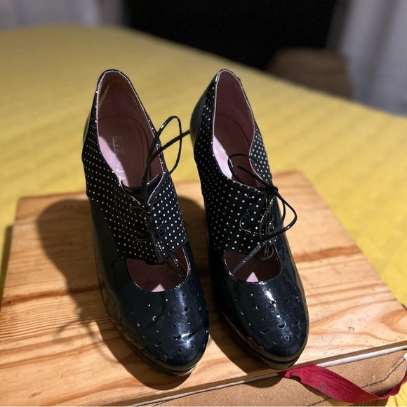 Shoes of Prey Black and White Wedges with Glossy Toe - Picture 2 of 3